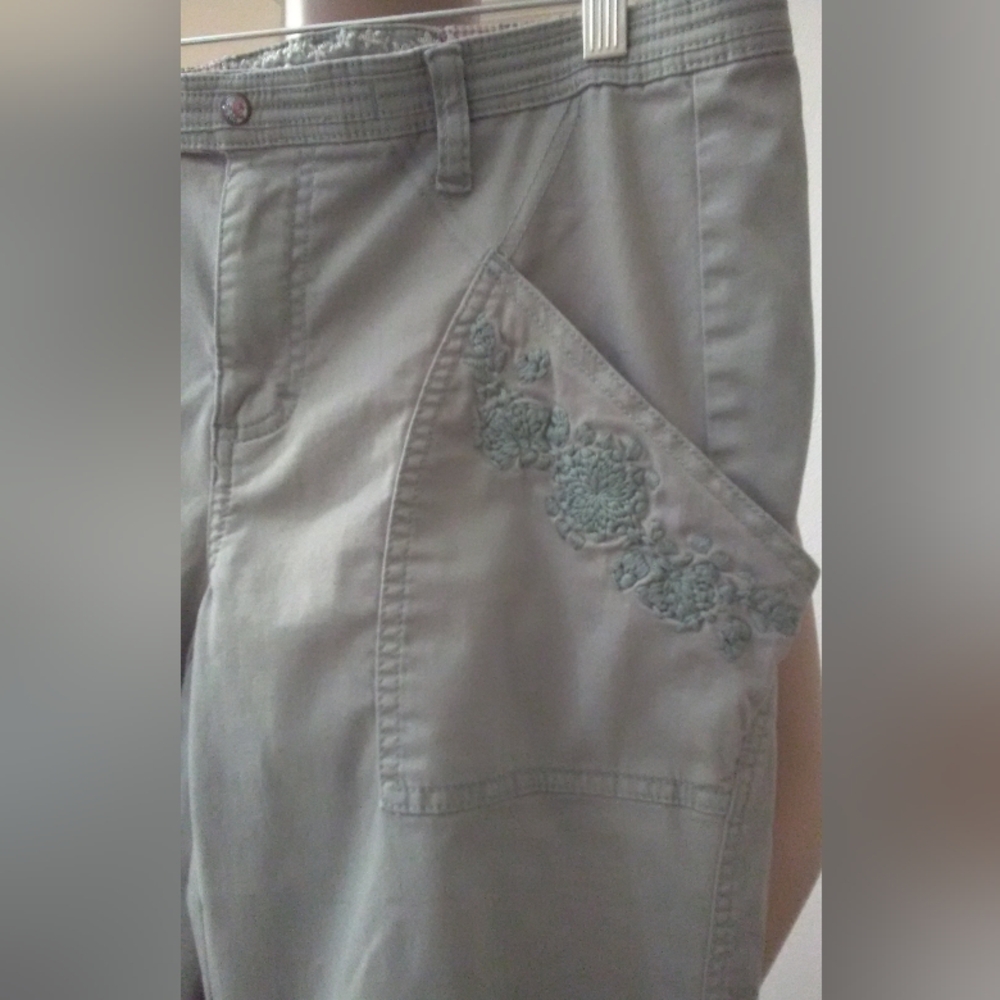 LIKE NEW GREEN PANTS or CAPRIS BY CANDIES DECOR. PKT/ (SNAP TO CAPRI) SZ. JR 11 - Picture 6 of 11